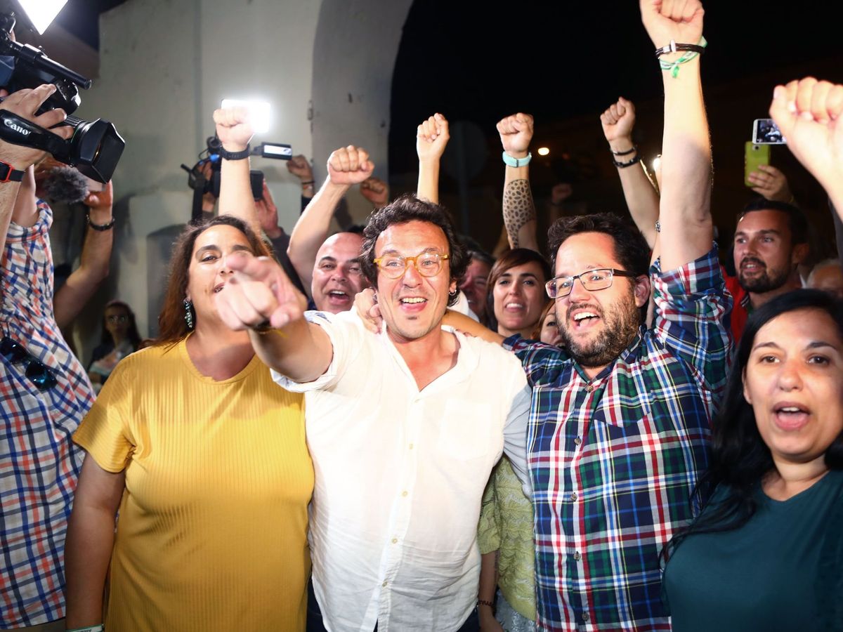 Foto: El candidato de Adelante Cádiz, José María González, 'Kichi' (c), celebra junto al resto de compañeros de su formación tras revalidar como alcalde de la capital gaditana. (EFE)