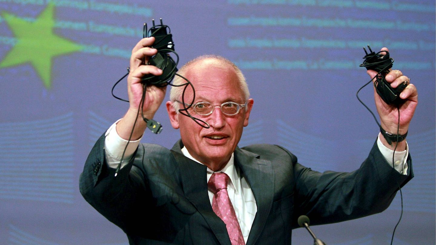 El comisario europeo de Empresa e Industria, Günter Verheugen, en 2009, cuando comenzaron las negociaciones.  (EFE/Olivier Hoslet)