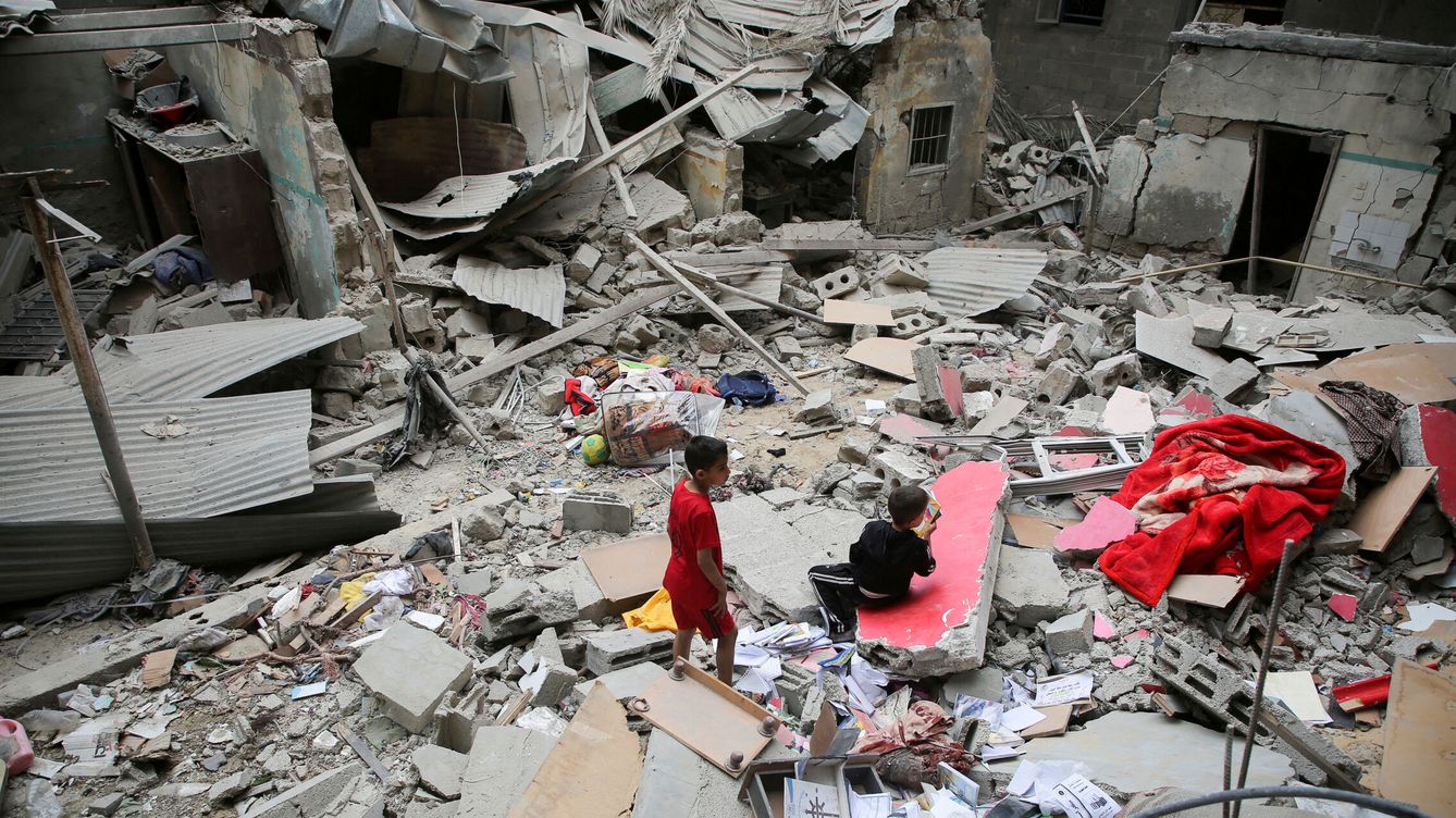 Foto: Niños palestinos en medio de los escombros tras los ataques israelíes. (Reuters/Hatem Khaled)