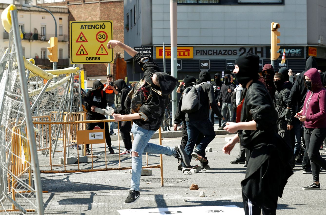 Los manifestantes lanzan piedras contra el cordón policial. (Reuters) 