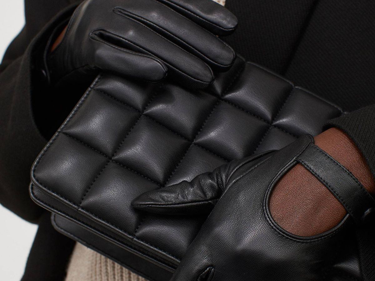 Foto: Con estos guantes de piel de HyM y unos botines tendrás un look perfecto. (Cortesía)