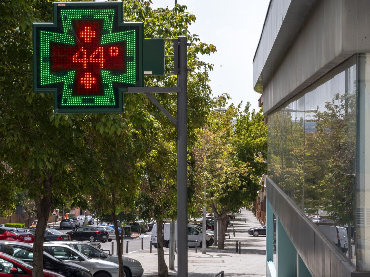 Foto: El termómetro de una farmacia marca 44 grados. (EFE/Ismael Herrero)