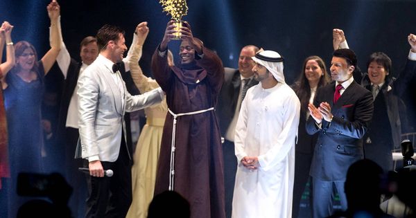 Foto: Peter Tabichi recibe el premio al mejor profesor del mundo en Dubái (Foto: Global Teacher Prize)