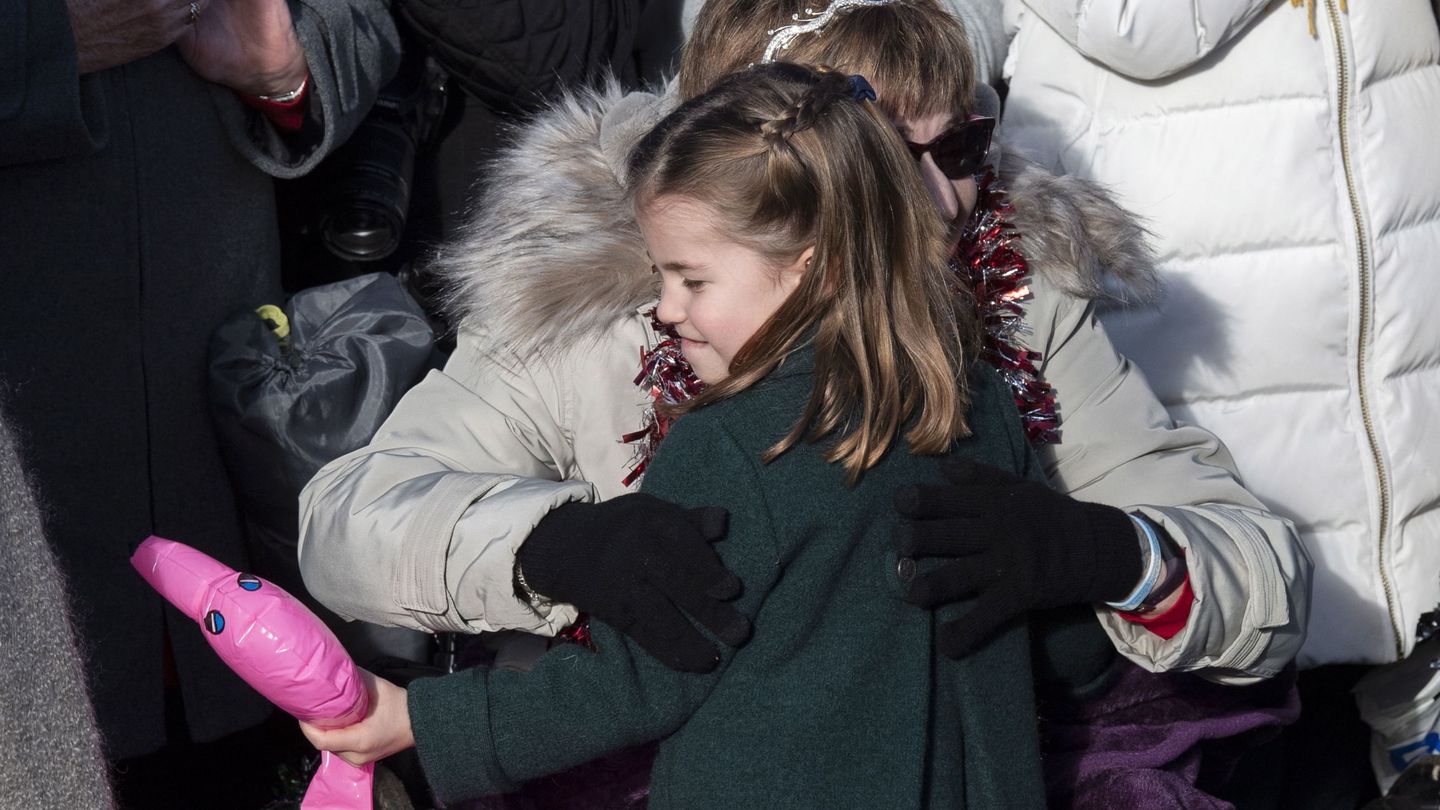 Charlotte, abrazando a una mujer. (Reuters)