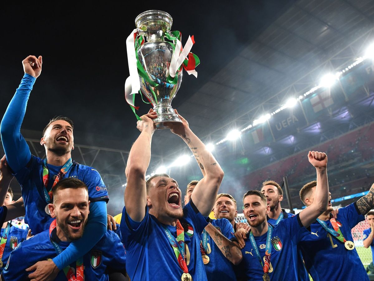 Foto: Andrea Belotti alza el trofeo de la Eurocopa 2020 después de que Italia derrotara a Inglaterra en la final. (EFE / Andy Rain Pool)