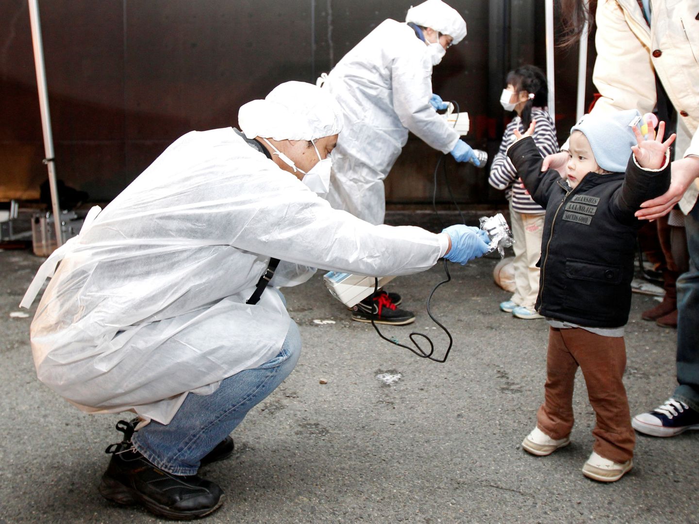 Funcionarios comprueban los niveles de radiación en un niño en la zona de Fukushima en 2011. (Reuters)
