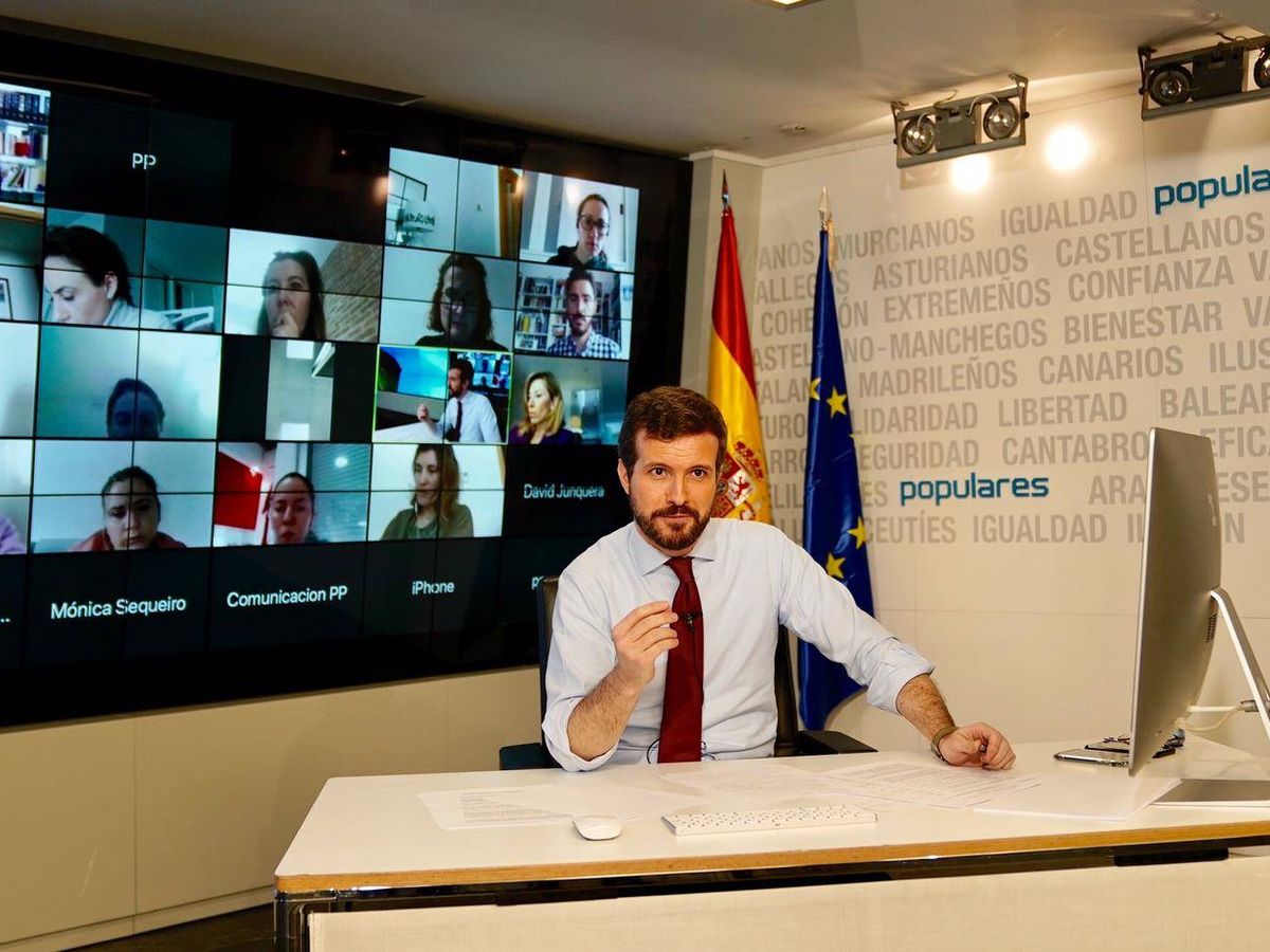 Foto: El líder del PP, Pablo Casado, en la sede nacional de su partido atendiendo a los medios de comunicación. (David Mudarra)