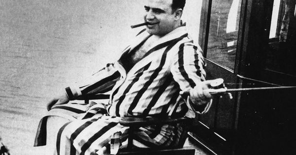 Foto: Al Capone , en pijama en su yate 'Sonny & Ralphie'