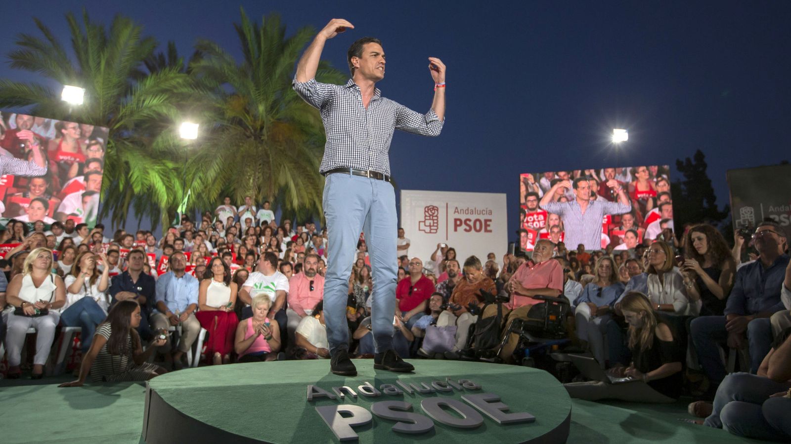 Foto: Pedro Sánchez, durante un acto electoral en Sevilla. (EFE Julio Muñoz)