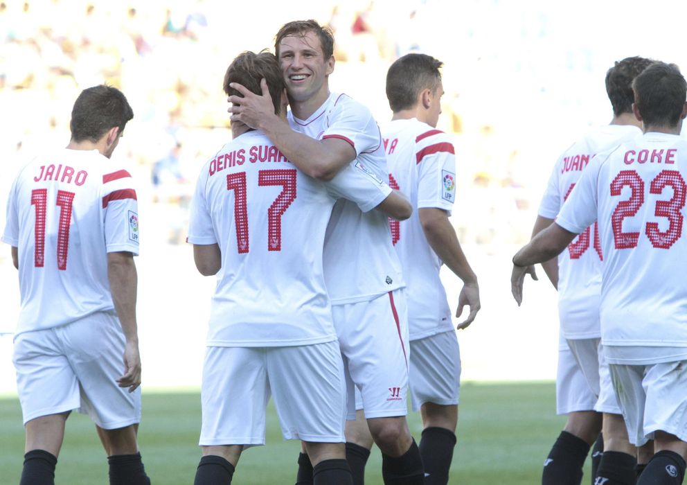 Foto: Jugadores del Sevilla celebran uno de los goles marcados al Cádiz (EFE)