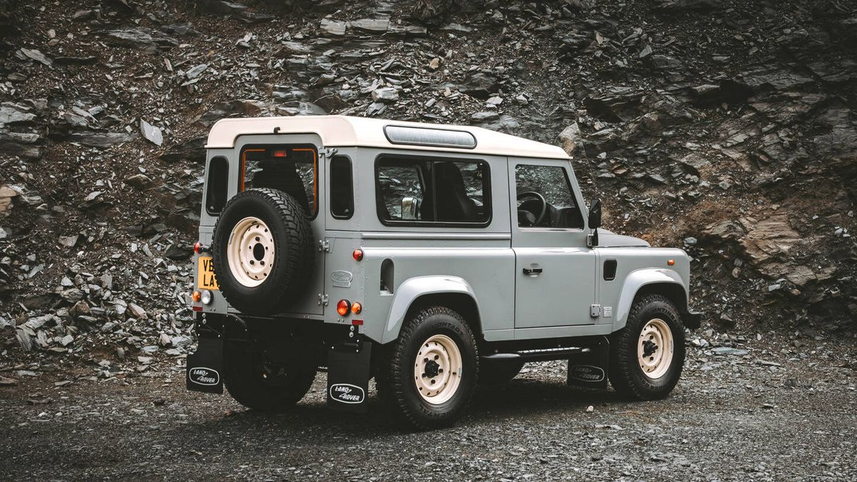 El icono revive: Land Rover lanza una edición exclusiva (y carísima) del Defender clásico