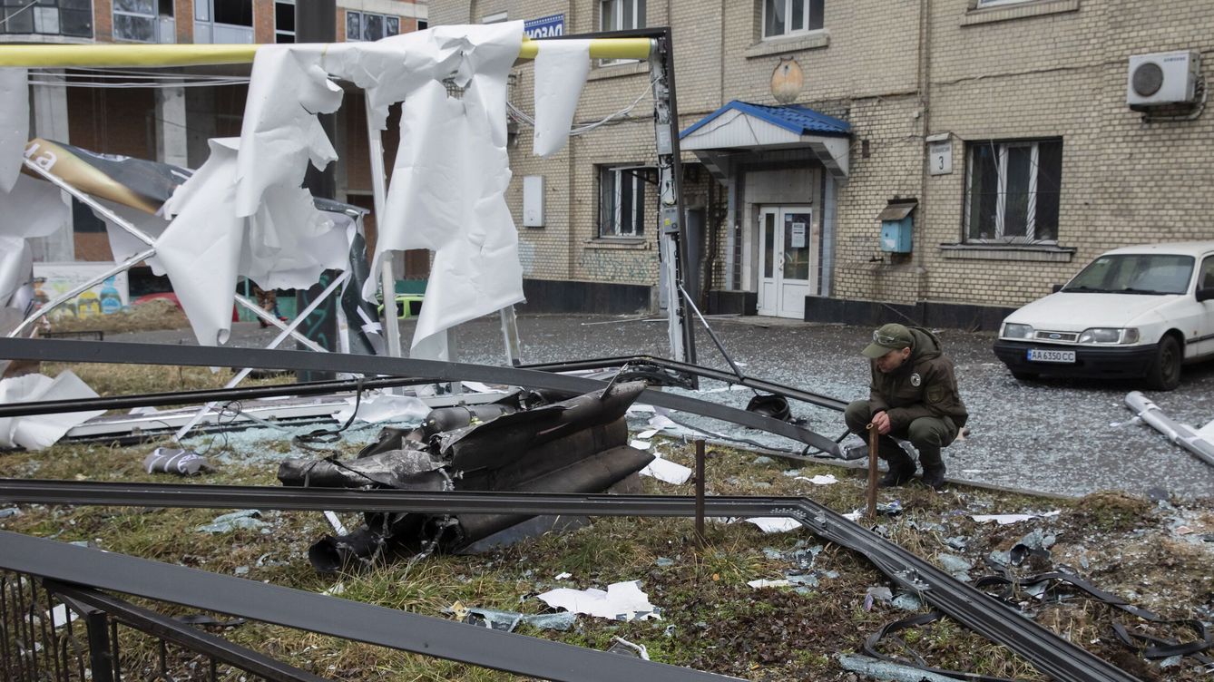 Foto: Un hombre observa en Kiev los escombros y un objeto no identificado que ha caído esta madrugada. (EFE/Mikhail Palinchak)