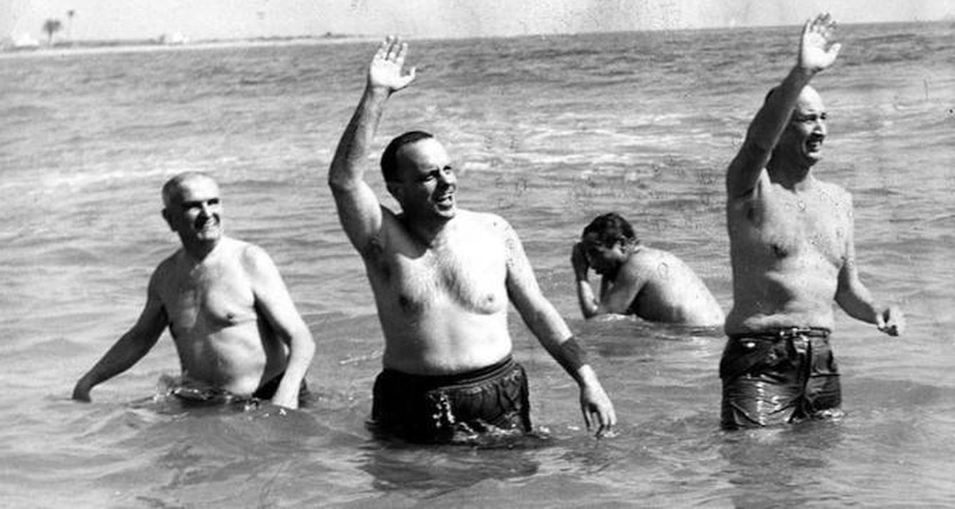 Manuel Fraga, ministro del gobierno, se baña en Palomares para demostrar que no suponía ningún riesgo (1966). 