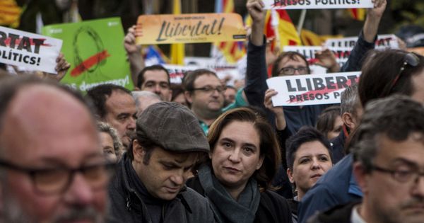 Foto: Ada Colau participa en la manifestación concocada por la ANC y Omnium en Barcelona para exigir la libertad de Jordi Sánchez, Jordi Cuixart y los miembros del Govern cesados. (EFE)