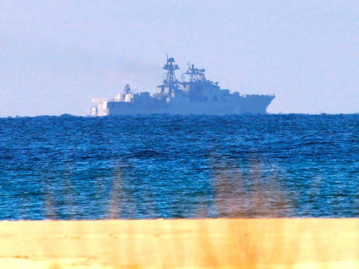 Foto: Los buques de la Armada "Tofiño" y "Relámpago" en Algeciras (Cádiz) (EFE)