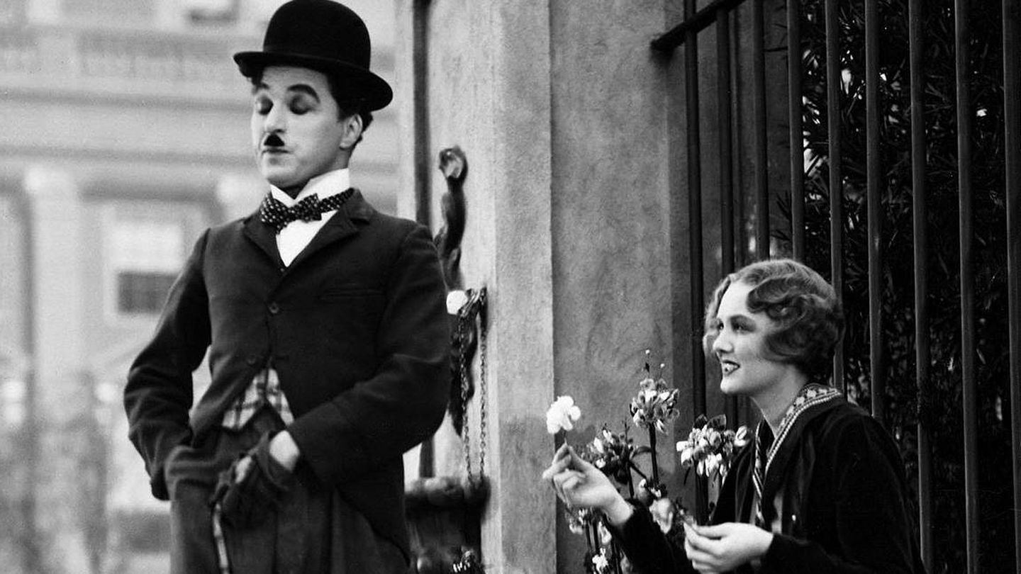 Charles Chaplin y Virginia Cherrill, en un fotograma de la película. (Warner)