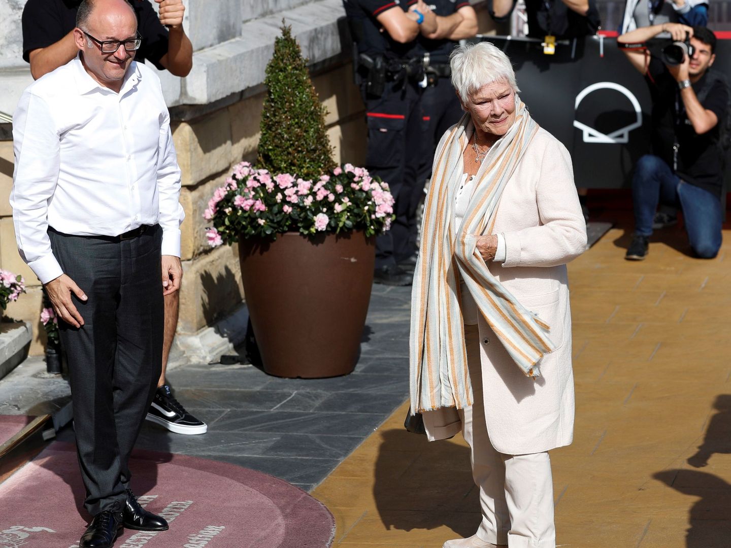 La actriz Judy Dench a su llegada hoy al hotel que aloja a los invitados de la 66 edición del Festival Internacional de Cine de San Sebastián. (EFE)