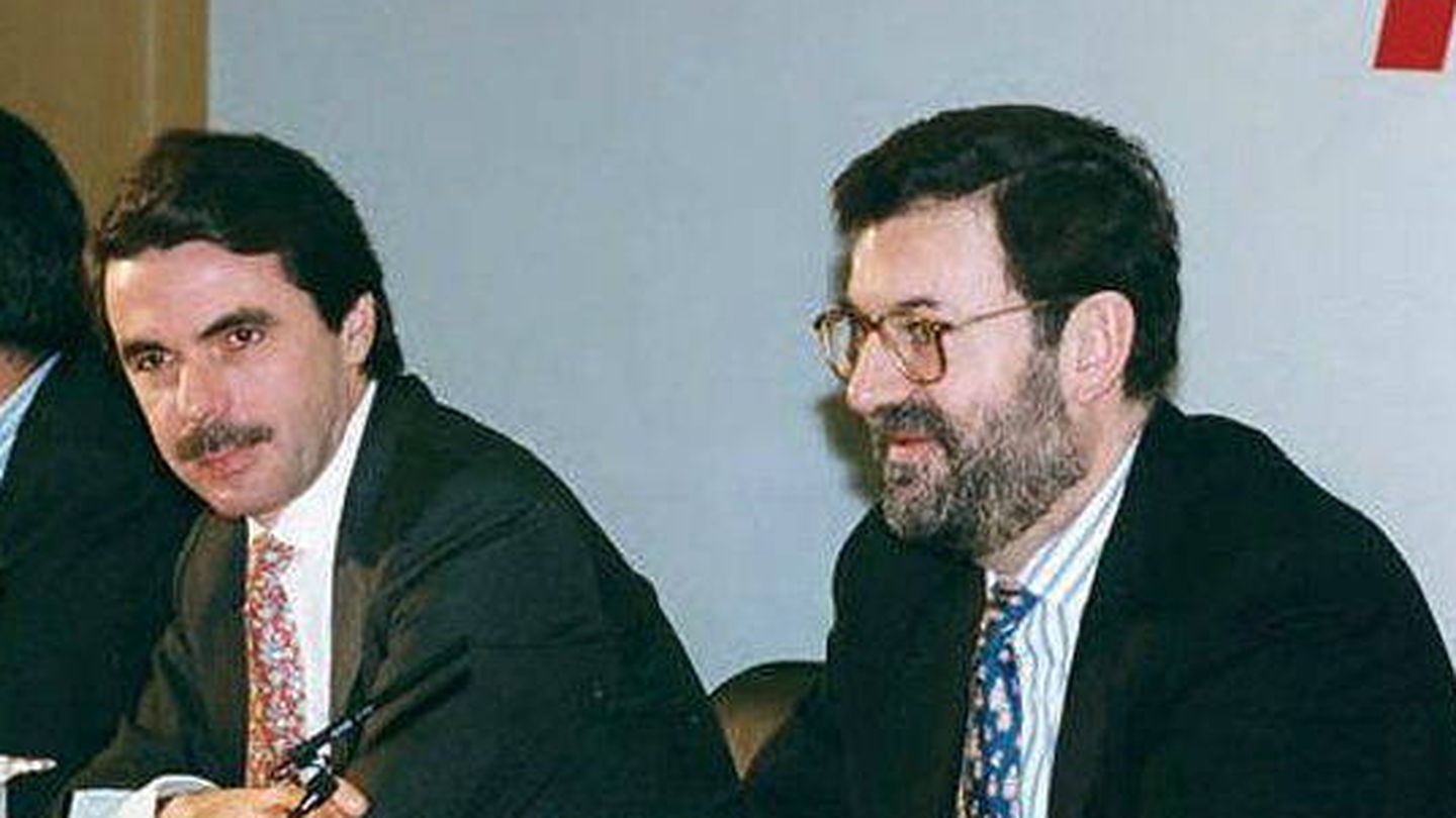 Mariano Rajoy y José María Aznar. (EFE)