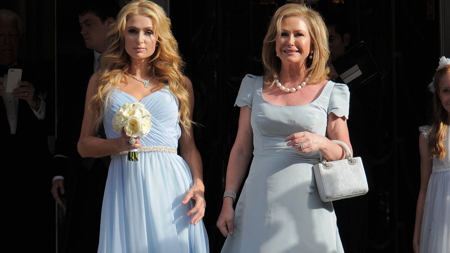 Kathy Hilton junto a su hija Paris en la boda de Nicky. (Gtres)