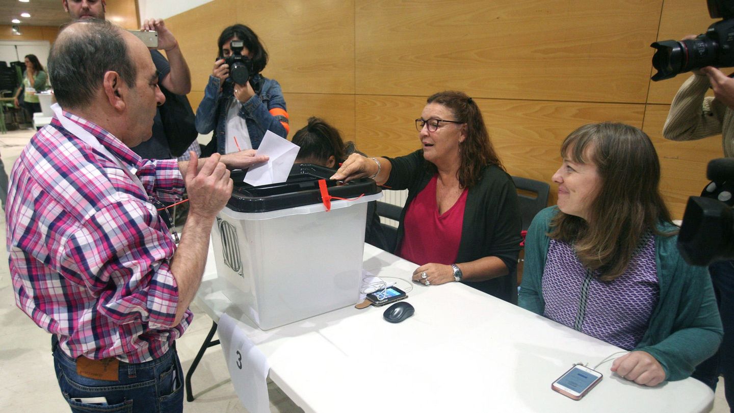 Un ciudadano deposita su papeleta en una urna en el IES Antoni Martí i Franquès de Tarragona. (EFE)