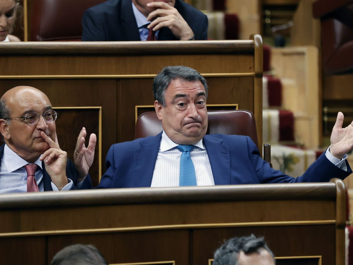 Foto: El portavoz del PNV en el Congreso, Aitor Esteban, durante la sesión de investidura de Pedro Sánchez el pasado septiembre. (EFE/Juan Carlos Hidalgo)