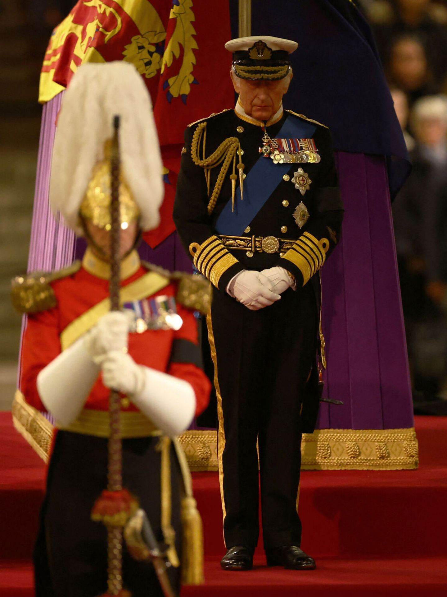 El rey Carlos III durante la Vigilia de los Príncipes. (Reuters/Hannah Mckay/Pool)