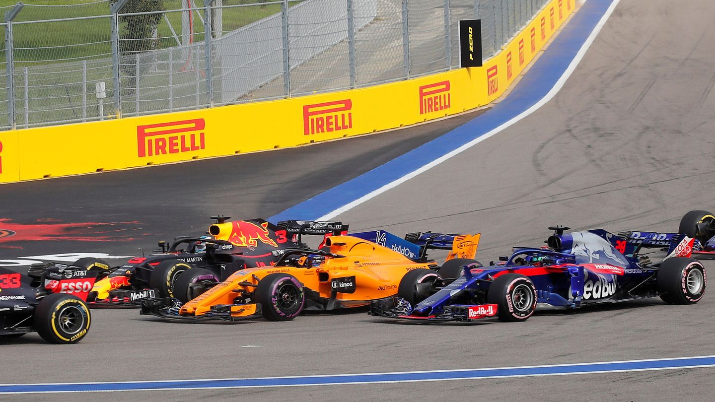 Fernando Alonso en plena lucha en el Gran Premio de Rusia. (REUTERS)