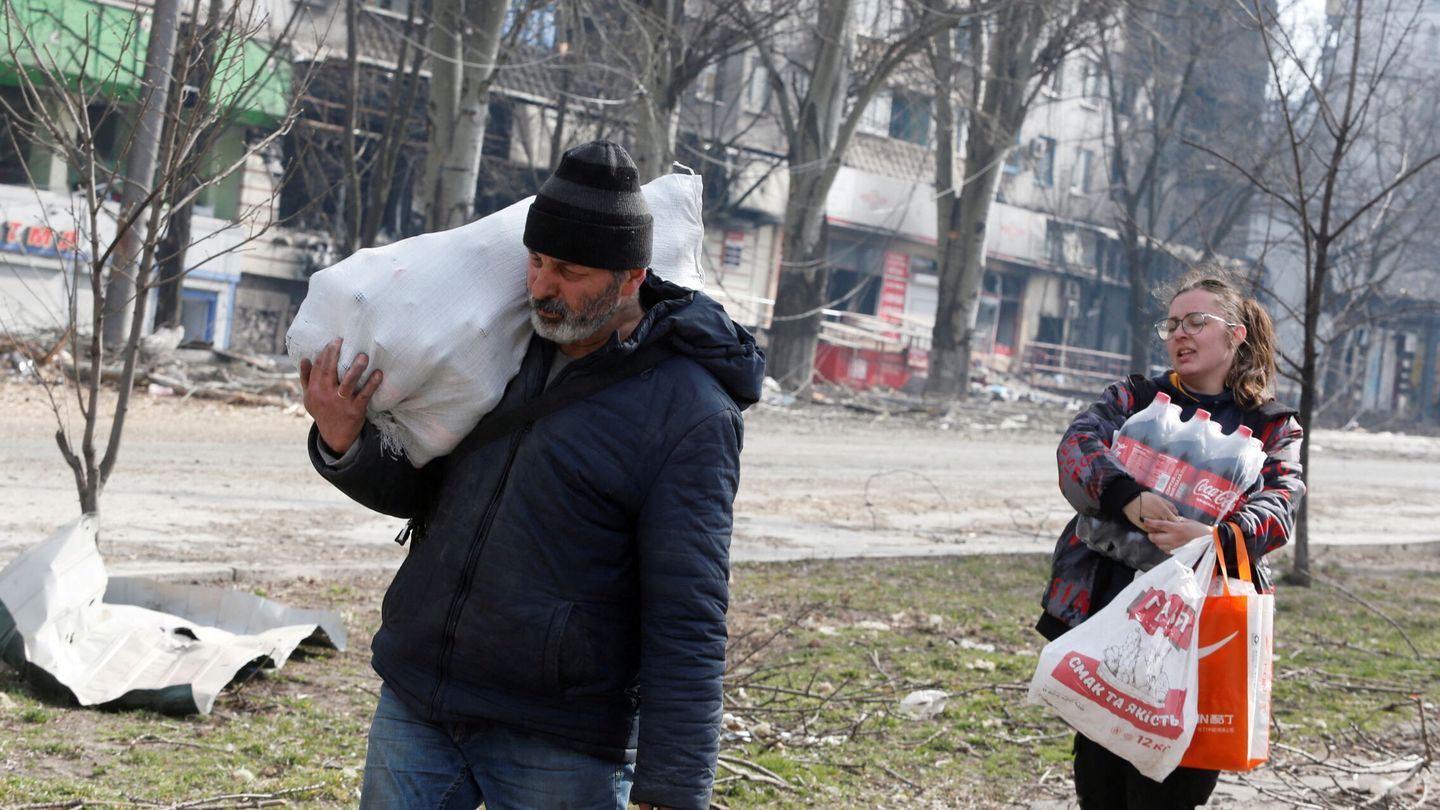 Evacuación de residentes en Mariúpol. (Reuters/Alexander Ermochenko)