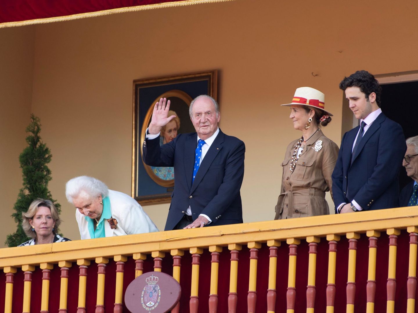 El rey Juan Carlos, junto a la infanta Elena, su nieto Felipe Froilán, su hermana Pilar y la hija de esta. (EFE)