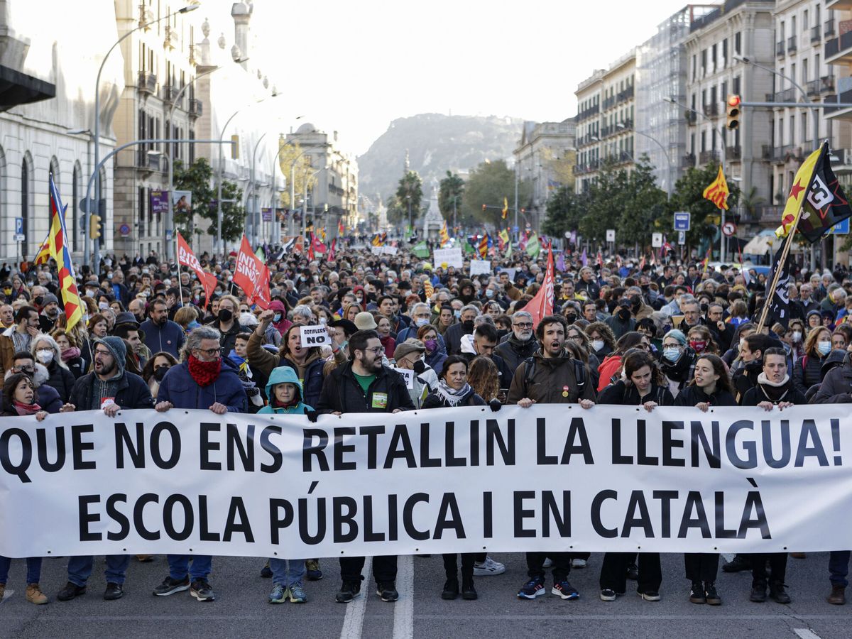 Foto: Manifestación a favor de la inmersión lingüística en Barcelona. (EFE/Quique García)