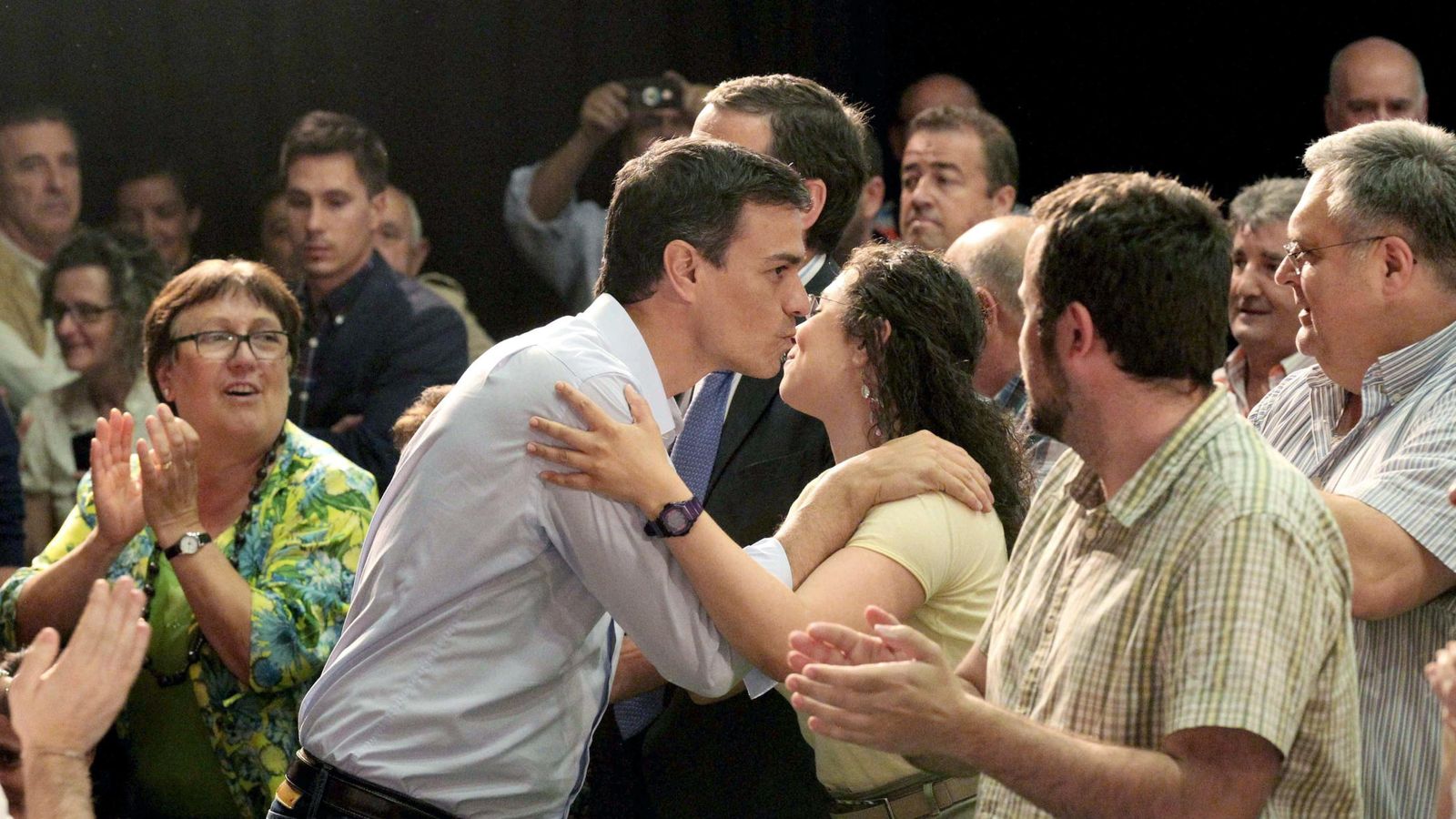Foto: El secretario general del PSOE, Pedro Sánchez (c) saluda al público asistente a un mitin electoral. (EFE)