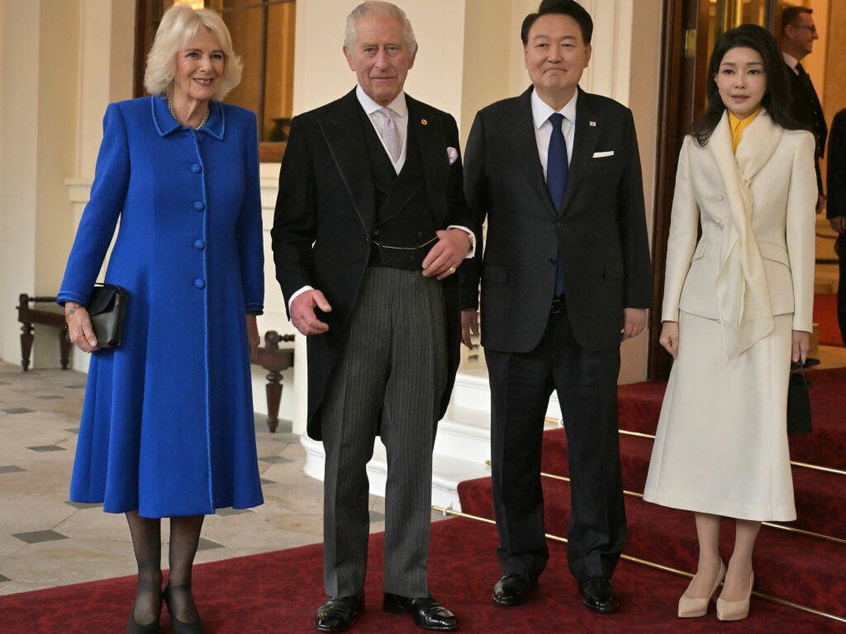 Foto: Los reyes de Inglaterra posan junto al presidente de Corea del Sur y su esposa en Buckingham. (Getty Images)