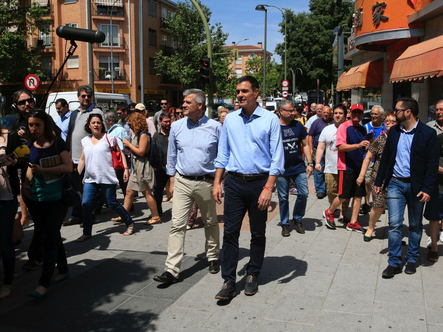 El presidente del Gobierno, Pedro Sánchez, en una visita a Móstoles junto a David Lucas. (EFE)