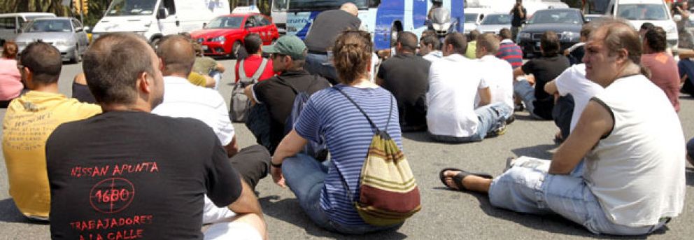Foto: Más de cien ex trabajadores de Nissan bloquean la entrada a la fábrica en Barcelona