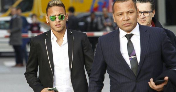 Foto: Neymar, junto a su padre, a la salida de la Audiencia Nacional. (EFE)