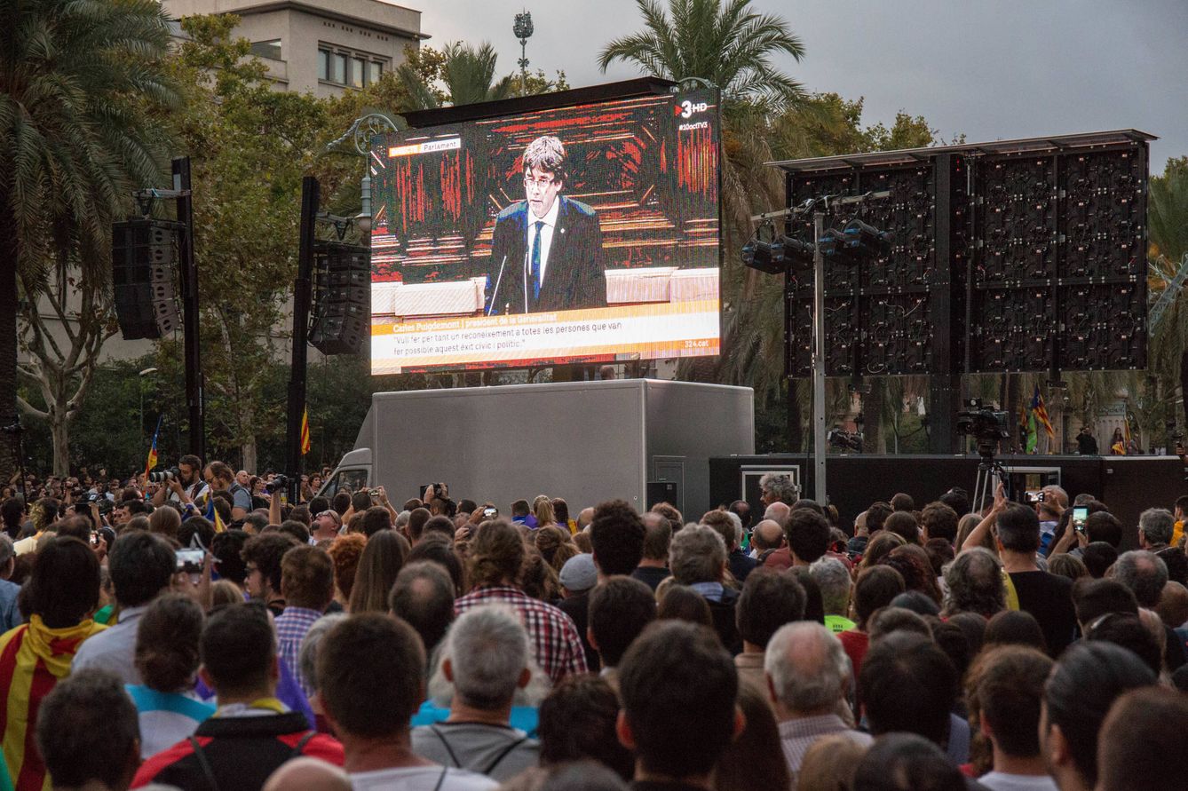 Miles de personas siguieron las palabras de Carles Puigdemont en pantallas gigantes. (D. B.)