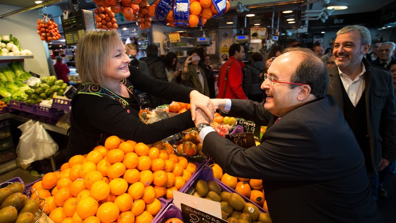 Foto: Miquel Iceta visita con Jaume Collboni el mercado de la Guineueta, en el distrito barcelonés de Nou Barris, este 23 de noviembre. (EFE)