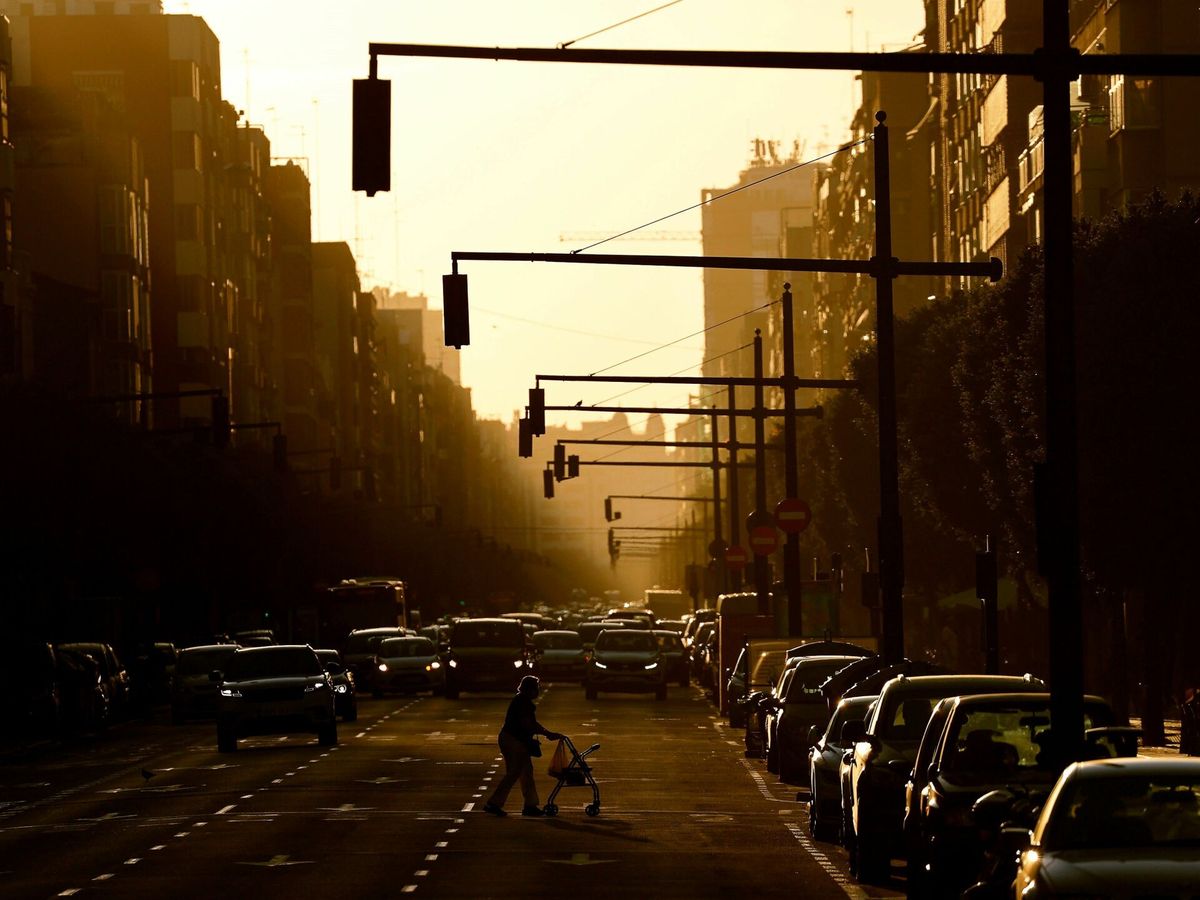 Foto: Puesta de sol en una ciudad. (EFE)