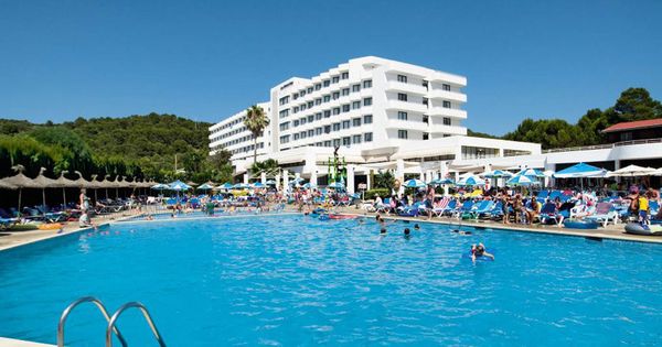 Foto: Piscina del Hotel Victoria Playa, en Menorca (Foto: stilhotels.com)