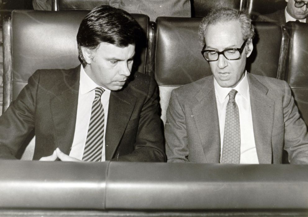 Foto: El expresidente del gobierno Felipe González junto a Miguel Boyer (Gtres)