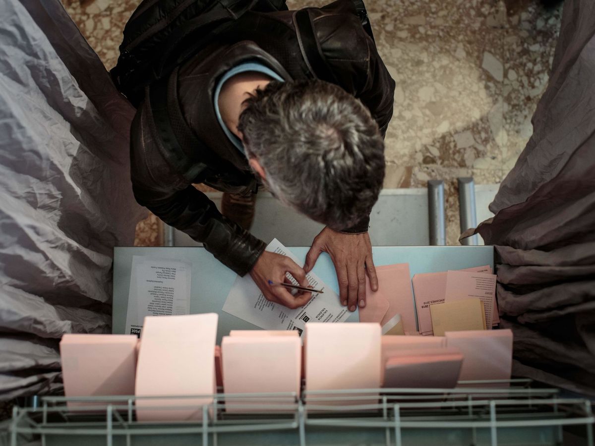 Foto: Un hombre ejerce su derecho al voto durante las pasadas elecciones (EFE)