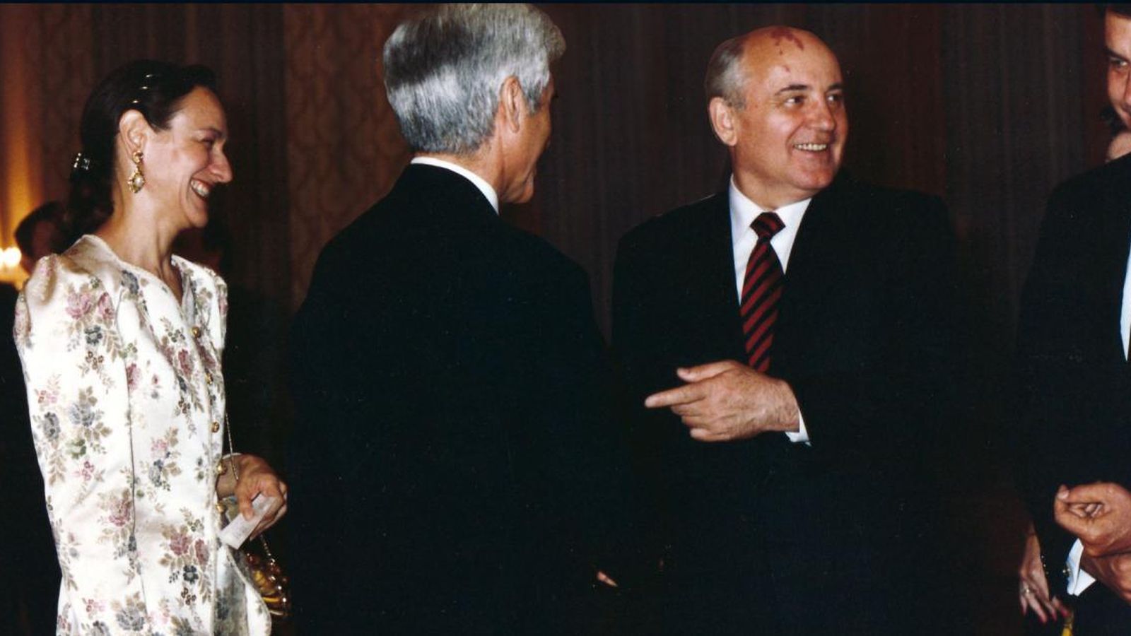 Foto: El exembajador en la URSS, José Cuenca (de espaldas), saluda a Gorbachov junto a Felipe González.  