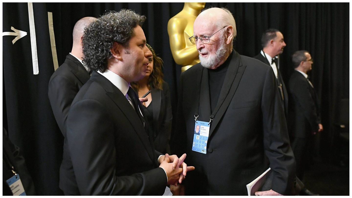 El compositor, junto a su compañero de profesión Gustavo Dudamel en los Oscar de 2019. (Getty)