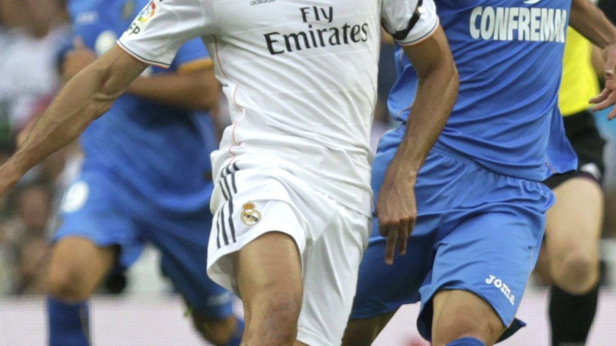 Álvaro Arbeloa se disfraza de capitán y salva a Karim Benzema de la guillotina