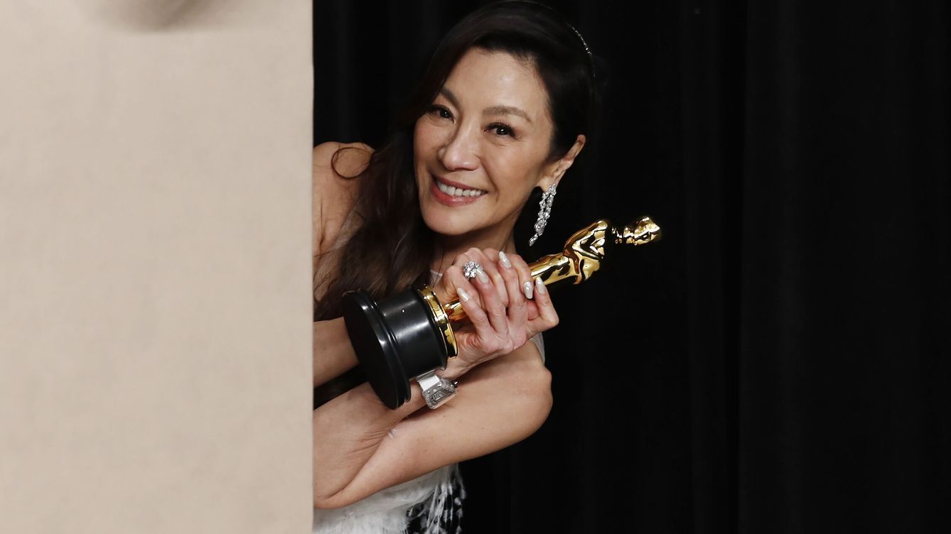 Foto: Oscars 2023: Ganadores y mejores momentos de la gala, premios en directo - Michelle Yeoh | EFE EPA CAROLINE BREHMAN 