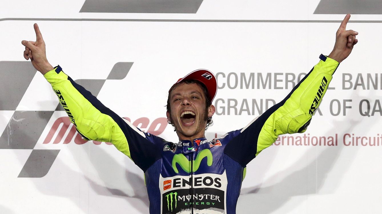 Foto: Rossi, eufórico en el podio de Qatar (Reuters).