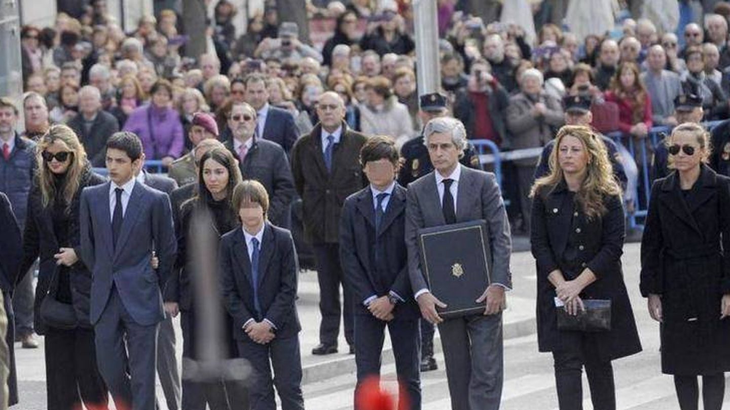 La familia Suárez durante el entierro del expresidente. (Vanitatis)