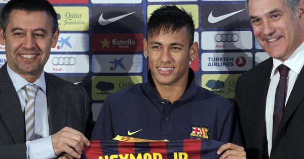 Foto: Josep Maria Bartomeu y Neymar da Silva júnior posan en la presentación del jugador en Barcelona. (EFE)