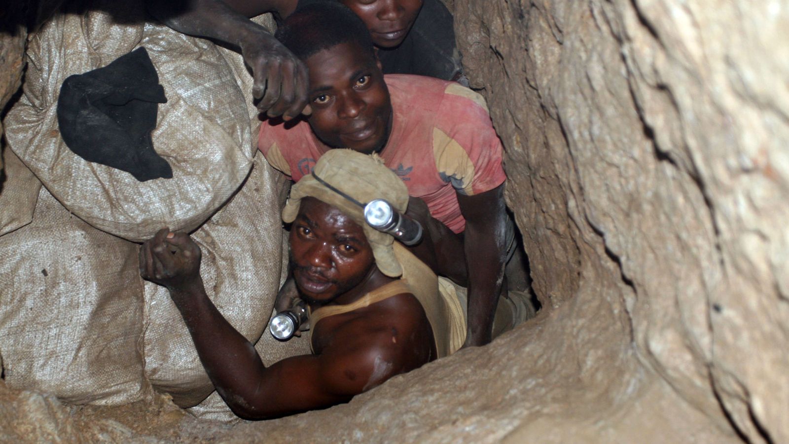 Foto: Mineros trabajan en las minas congoleñas de la ciudad de Kambove. (Reuters)