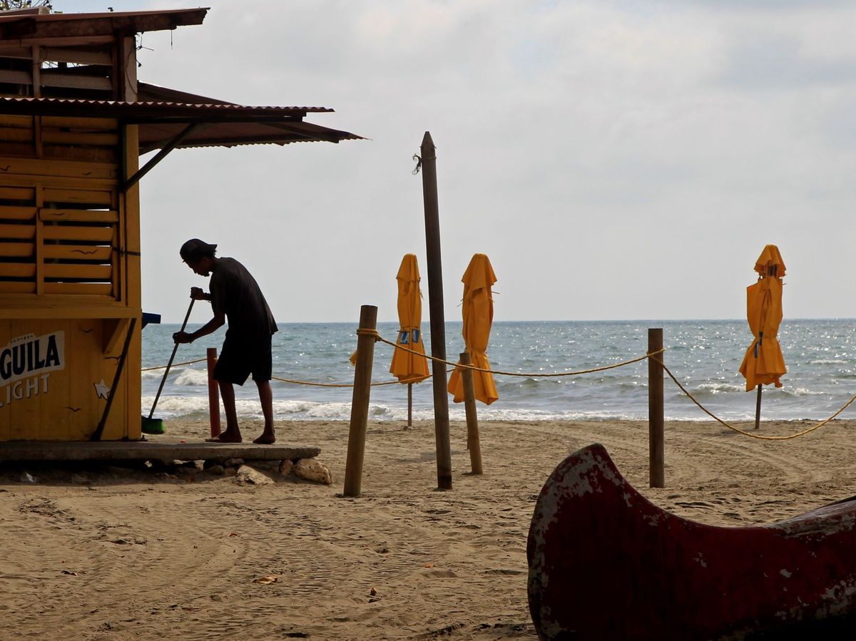 Foto: Playa de Cartagena cerrada durante la tercera ola. (EFE)